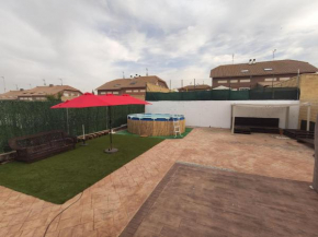 Chalet con piscina, barbacoa, chillout, 400m patio, Seseña